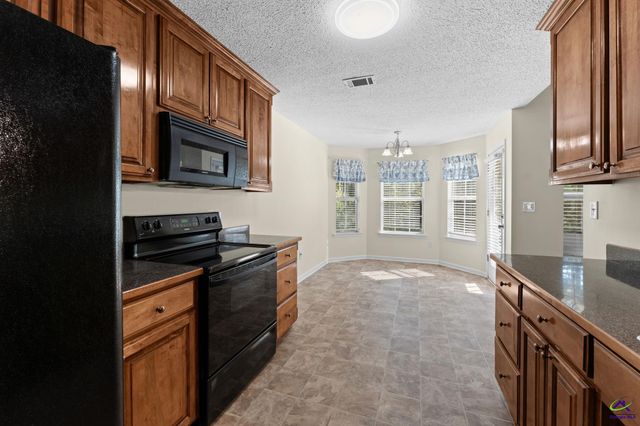 200 crestwood Circle, Centerville, GA 31028