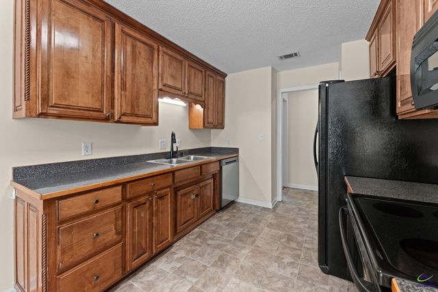 200 crestwood Circle, Centerville, GA 31028