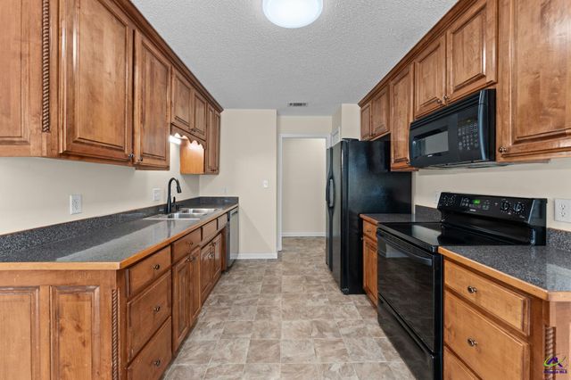 200 crestwood Circle, Centerville, GA 31028