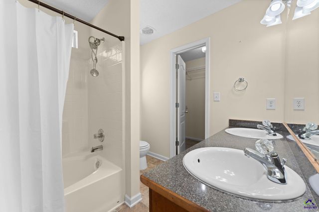 200 crestwood Circle, Centerville, GA 31028