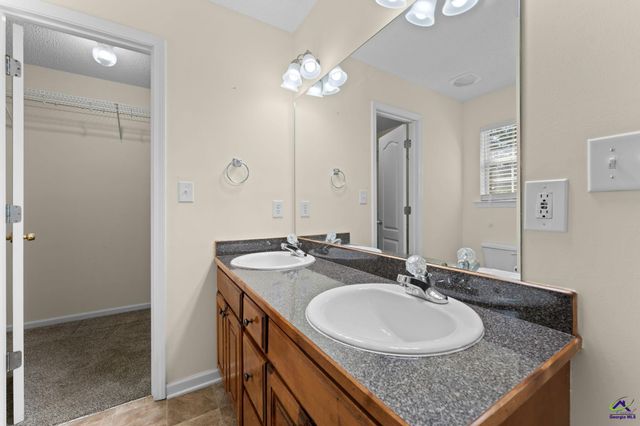 200 crestwood Circle, Centerville, GA 31028