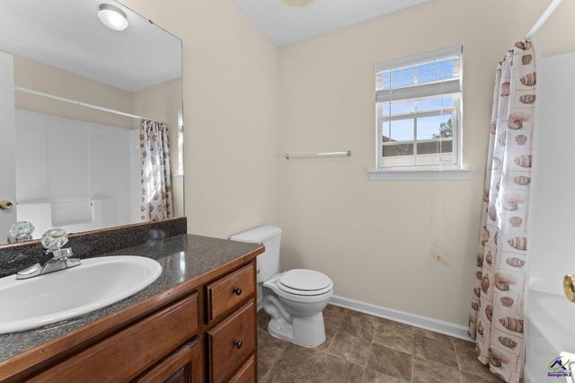 200 crestwood Circle, Centerville, GA 31028