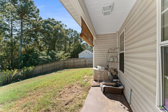 200 crestwood Circle, Centerville, GA 31028