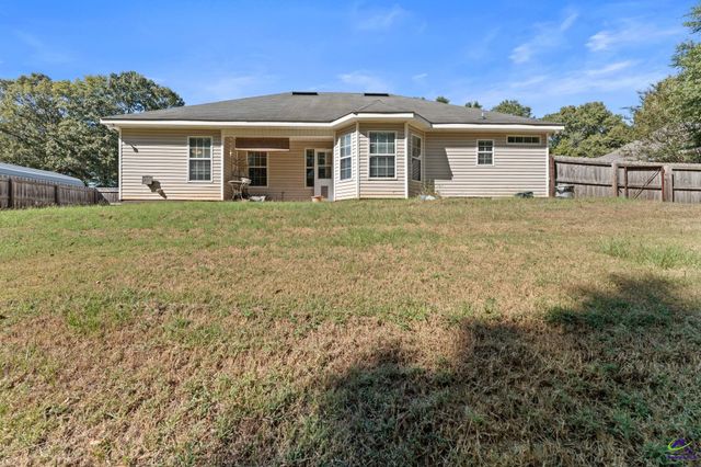 200 crestwood Circle, Centerville, GA 31028