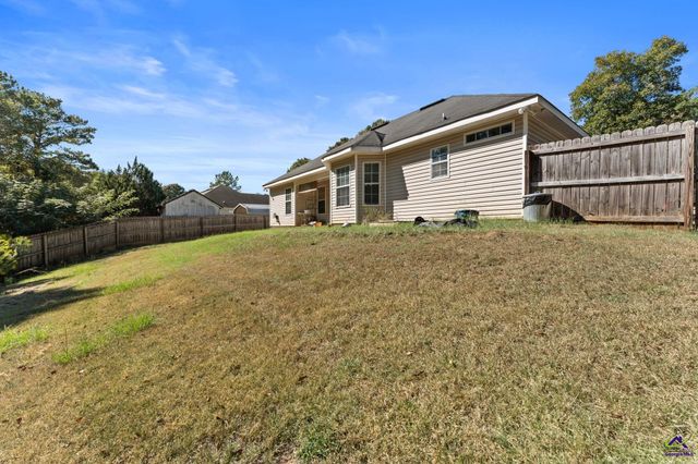 200 crestwood Circle, Centerville, GA 31028