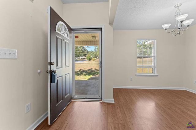 200 crestwood Circle, Centerville, GA 31028