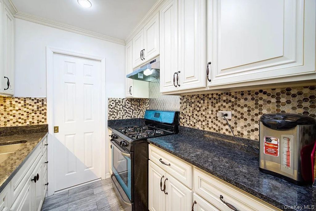 99-05 59th Avenue 2A, Corona, NY 11368 — photo 2