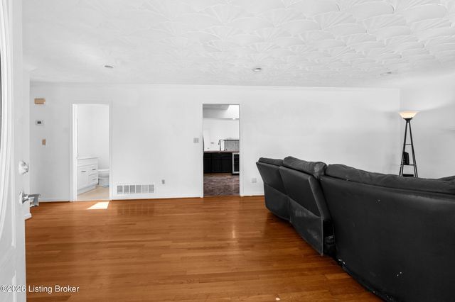 4524 Sandhill Rd, Louisville, KY 40219