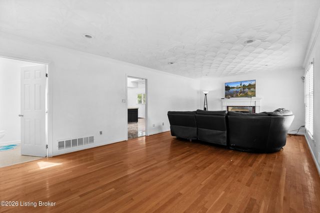 4524 Sandhill Rd, Louisville, KY 40219