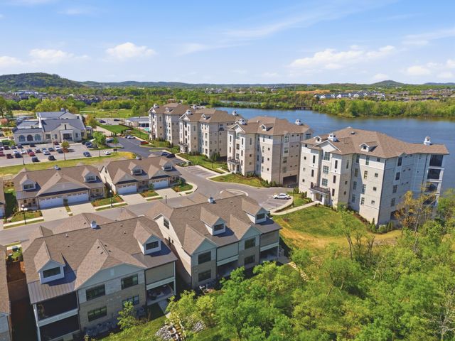1024 Club View Dr Unit B301, Gallatin, TN 37066