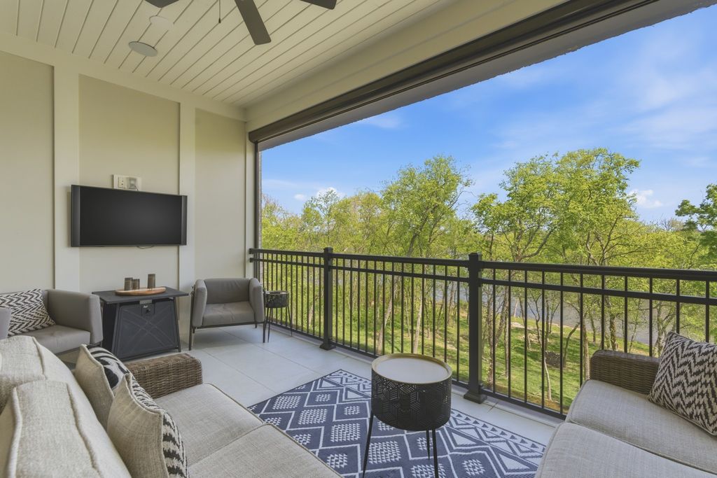 1024 Club View Dr Unit B301, Gallatin, TN 37066