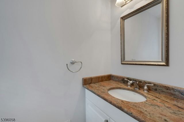 32 BERKELEY SQUARE, Watchung Boro, NJ 07922