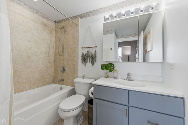 1122 W Catalpa Avenue 907, Chicago, IL 60640