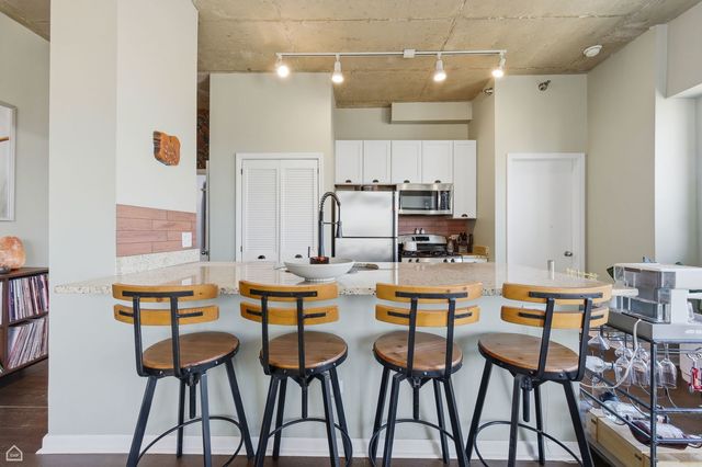 1122 W Catalpa Avenue 907, Chicago, IL 60640