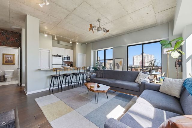 1122 W Catalpa Avenue 907, Chicago, IL 60640