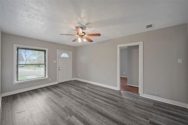 6 E Cleveland Street, Baytown, TX 77520