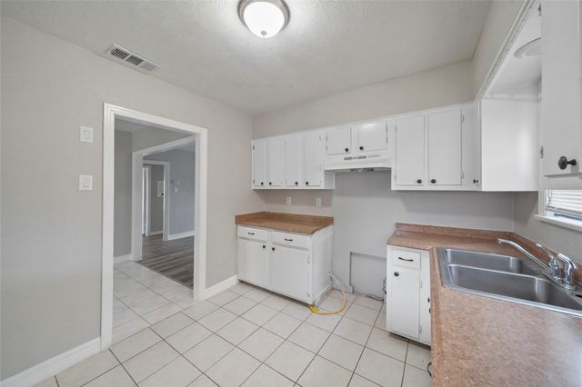 6 E Cleveland Street, Baytown, TX 77520