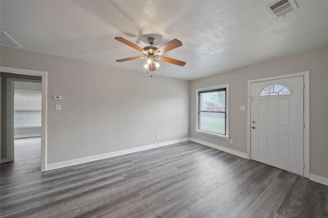 6 E Cleveland Street, Baytown, TX 77520