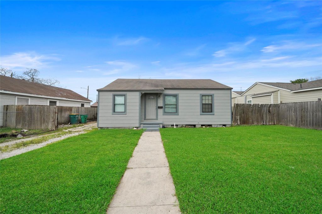 6 E Cleveland Street, Baytown, TX 77520