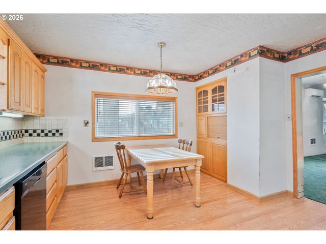 136 Sw 3RD Ave, Castle Rock, WA 98611