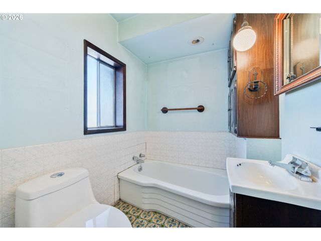 136 Sw 3RD Ave, Castle Rock, WA 98611