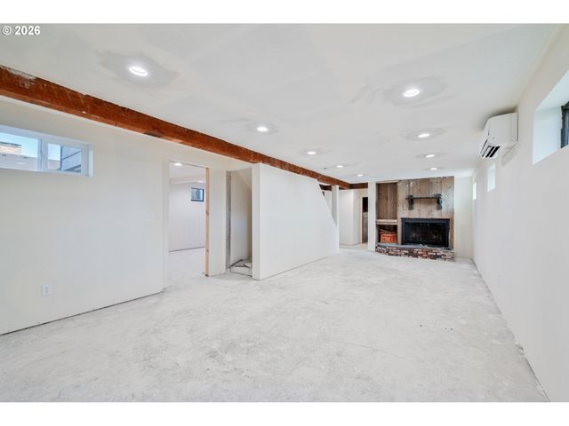 136 Sw 3RD Ave, Castle Rock, WA 98611