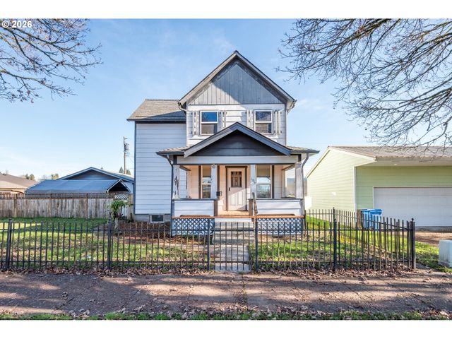 136 Sw 3RD Ave, Castle Rock, WA 98611