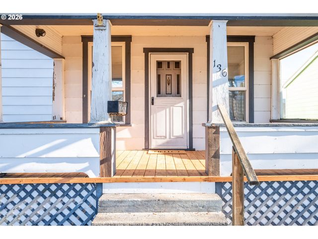 136 Sw 3RD Ave, Castle Rock, WA 98611