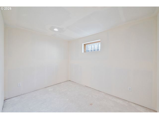 136 Sw 3RD Ave, Castle Rock, WA 98611