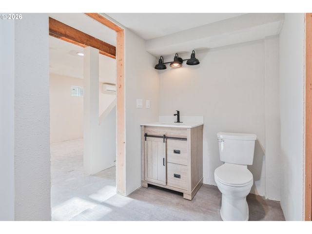 136 Sw 3RD Ave, Castle Rock, WA 98611