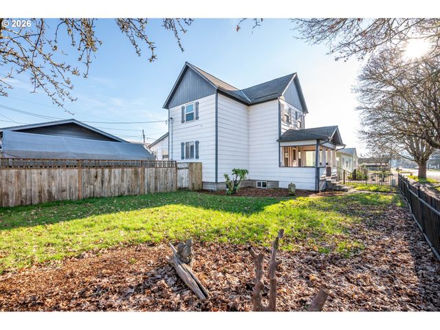 136 Sw 3RD Ave, Castle Rock, WA 98611