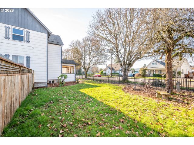 136 Sw 3RD Ave, Castle Rock, WA 98611