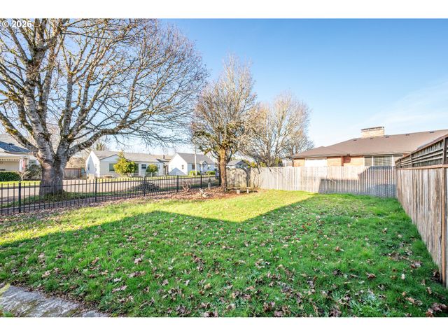 136 Sw 3RD Ave, Castle Rock, WA 98611