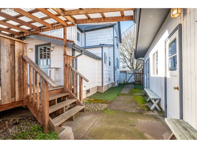 136 Sw 3RD Ave, Castle Rock, WA 98611