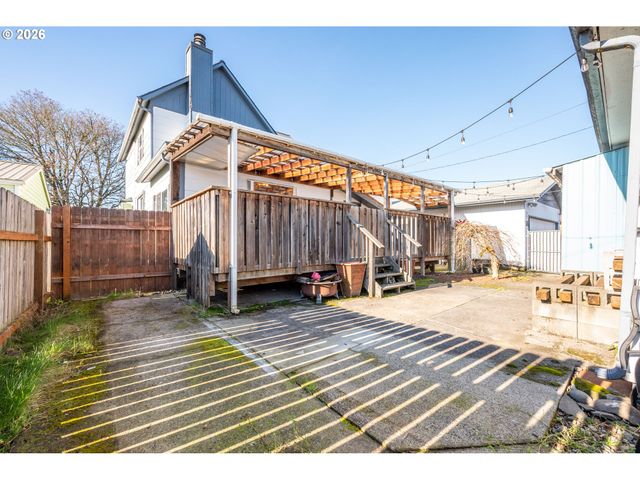 136 Sw 3RD Ave, Castle Rock, WA 98611