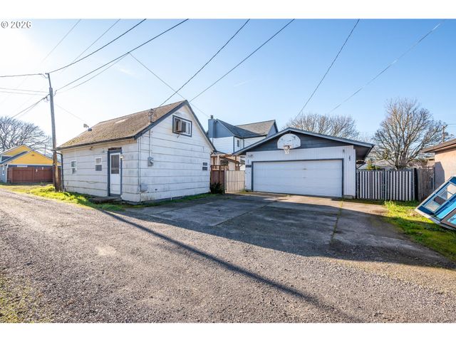 136 Sw 3RD Ave, Castle Rock, WA 98611