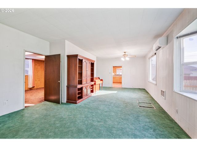 136 Sw 3RD Ave, Castle Rock, WA 98611