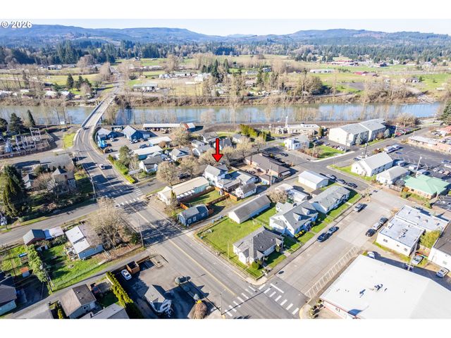 136 Sw 3RD Ave, Castle Rock, WA 98611