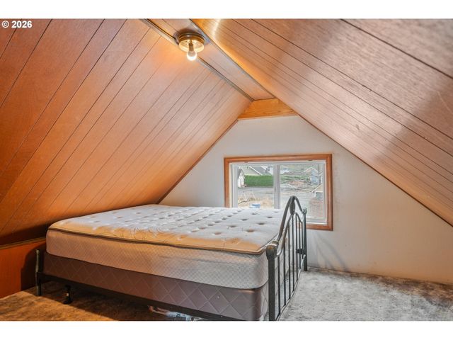 136 Sw 3RD Ave, Castle Rock, WA 98611