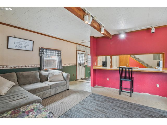 136 Sw 3RD Ave, Castle Rock, WA 98611