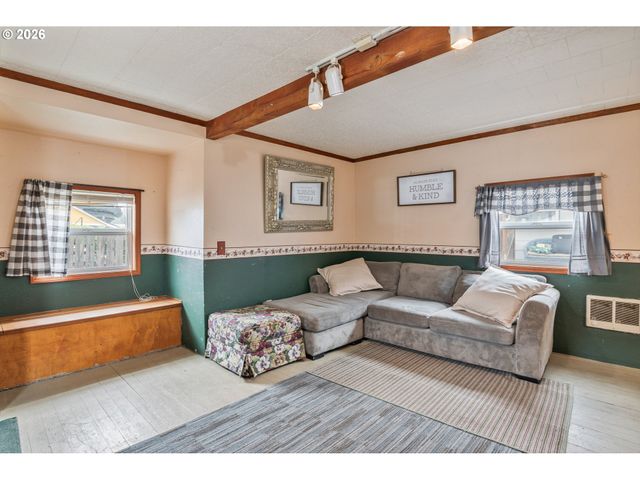 136 Sw 3RD Ave, Castle Rock, WA 98611