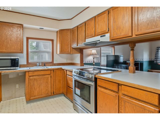 136 Sw 3RD Ave, Castle Rock, WA 98611