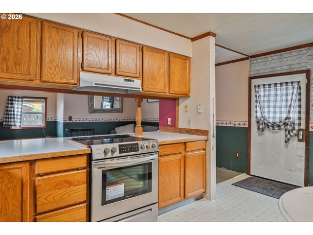 136 Sw 3RD Ave, Castle Rock, WA 98611