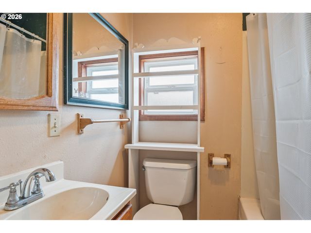 136 Sw 3RD Ave, Castle Rock, WA 98611