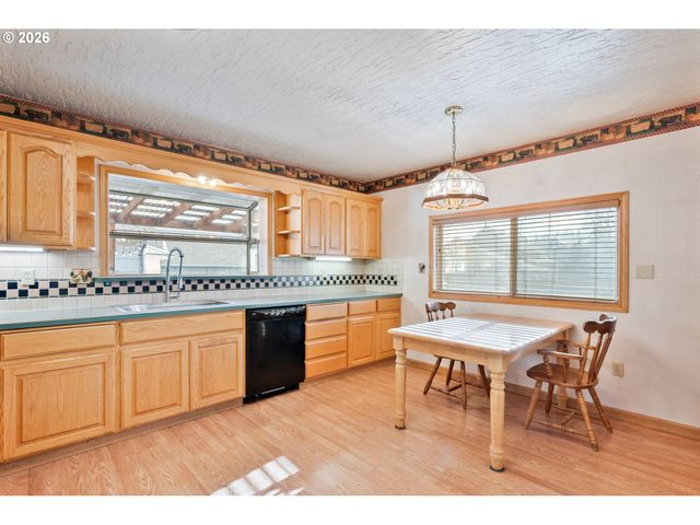 136 Sw 3RD Ave, Castle Rock, WA 98611