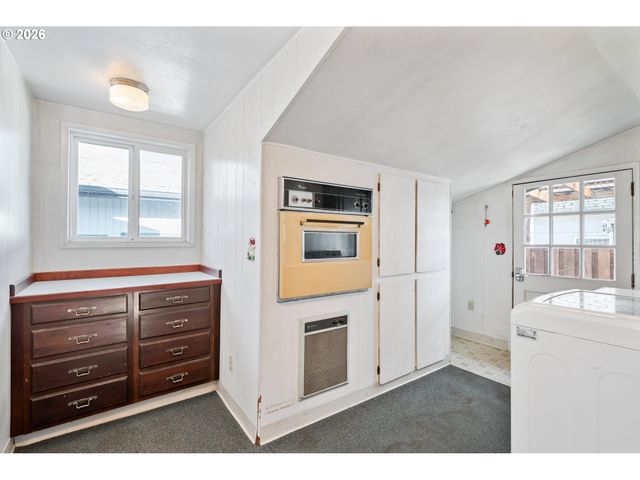 136 Sw 3RD Ave, Castle Rock, WA 98611