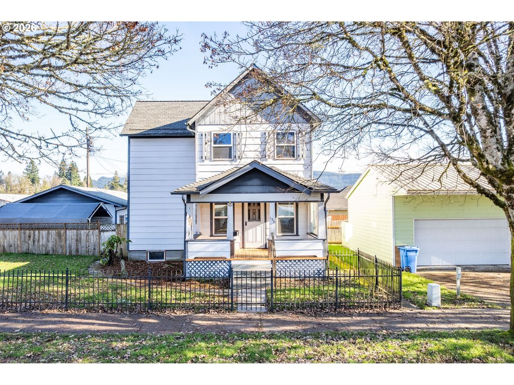 136 Sw 3RD Ave, Castle Rock, WA 98611