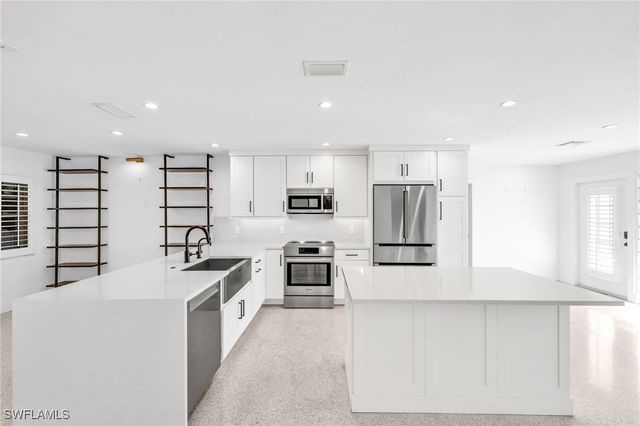 2737 Shoreview DR, Naples, FL 34112