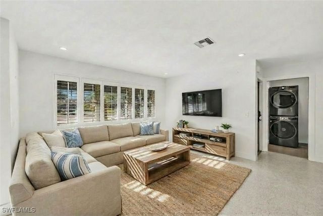 2737 Shoreview DR, Naples, FL 34112