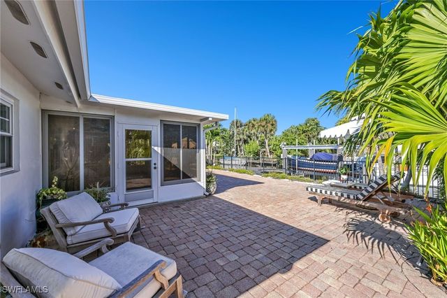 2737 Shoreview DR, Naples, FL 34112